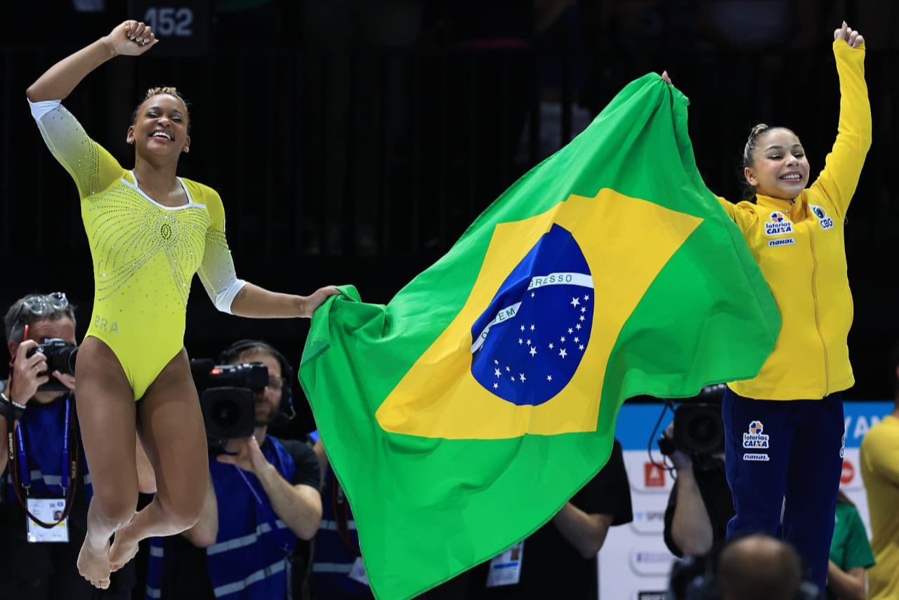 Rebeca Andrade e Flávia Saraiva no pódio