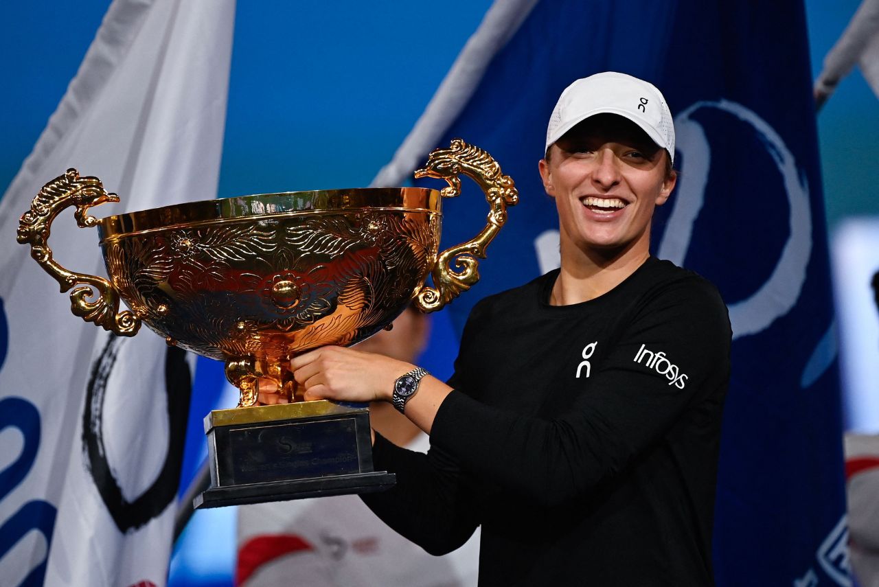 Iga Swiatek com o troféu do WTA 1000 de Pequim