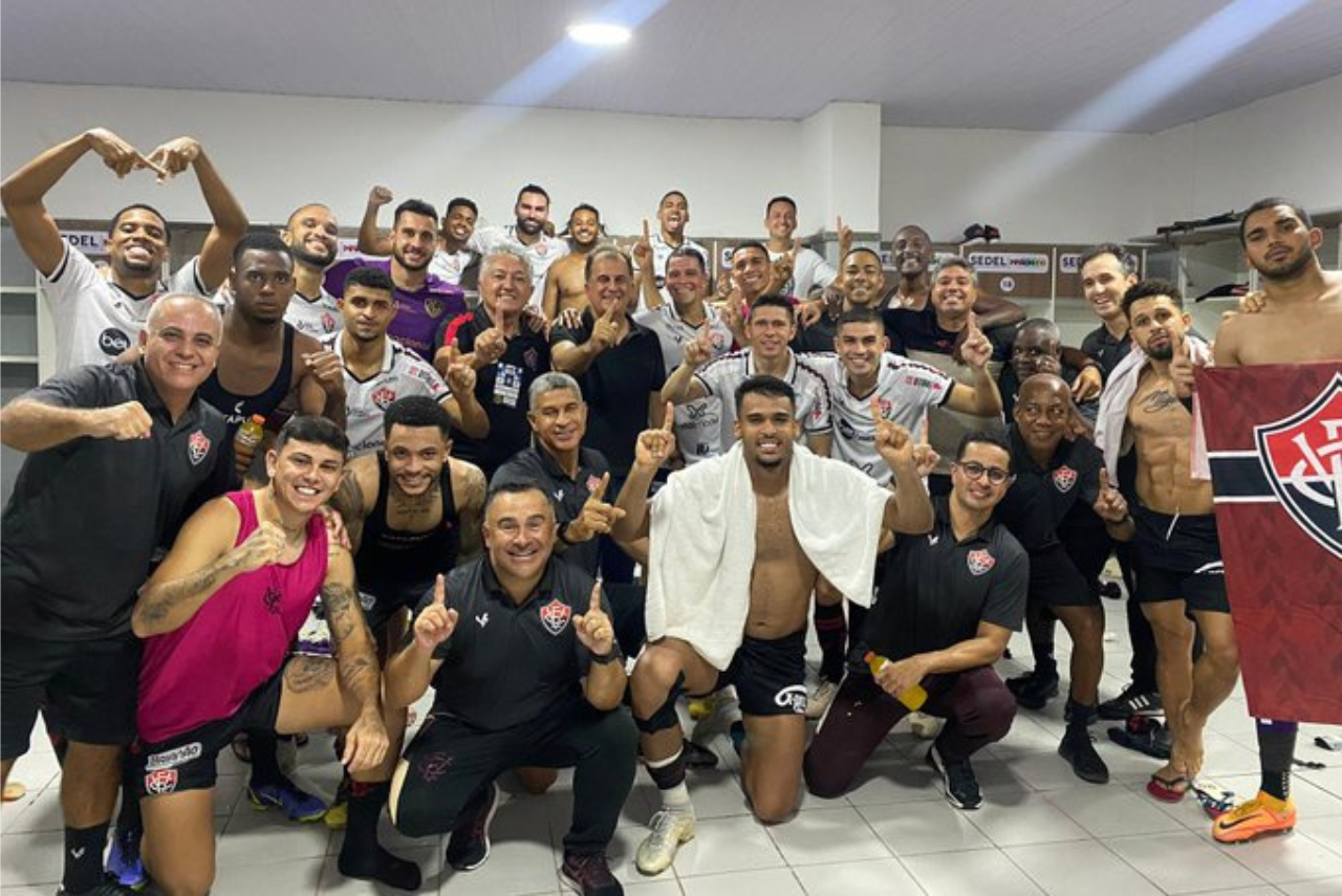 Jogadores do Vitória celebram o acesso no vestiário do Castelão após vencer o Sampaio Correa por 1x0 na Série B