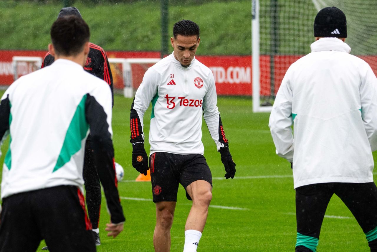 Antony em treino do Manchester United