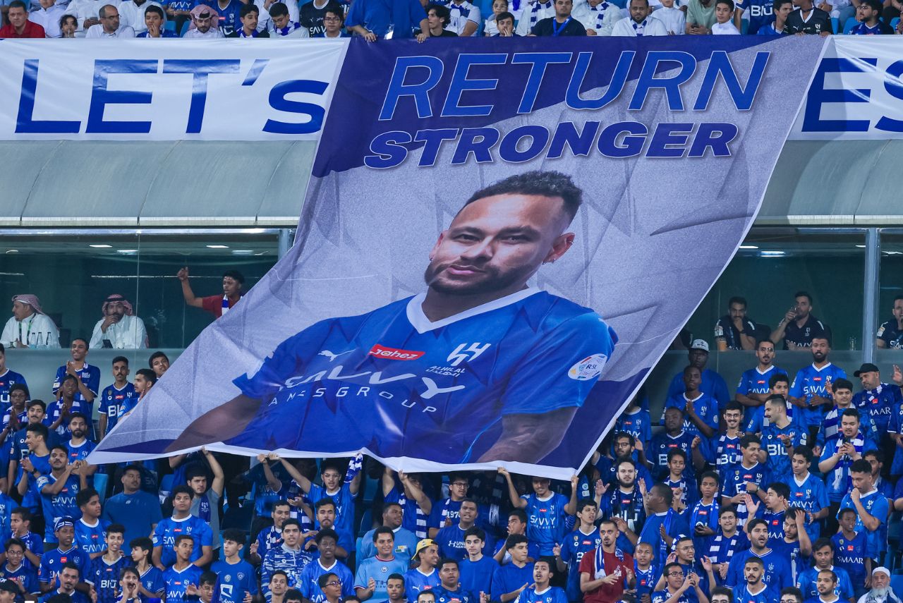 Torcida do Al-Hilal ergueu bandeira em apoio a Neymar (Foto: Al-Hilal FC/Divulgação)