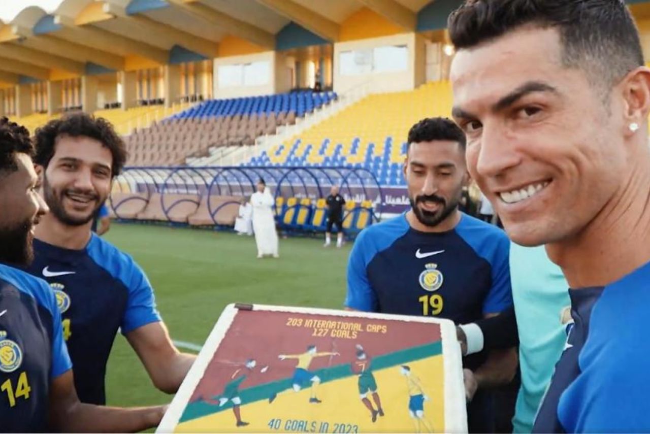 Colegas do Al-Nassr celebraram recordes de Cristiano Ronaldo (Foto: Al-Nassr/X/Reprodução)