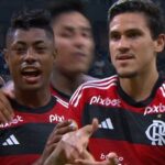 Pedro (d) marcou de pênalti o segundo gol do Flamengo contra o Cruzeiro (Foto: X/Reprodução)