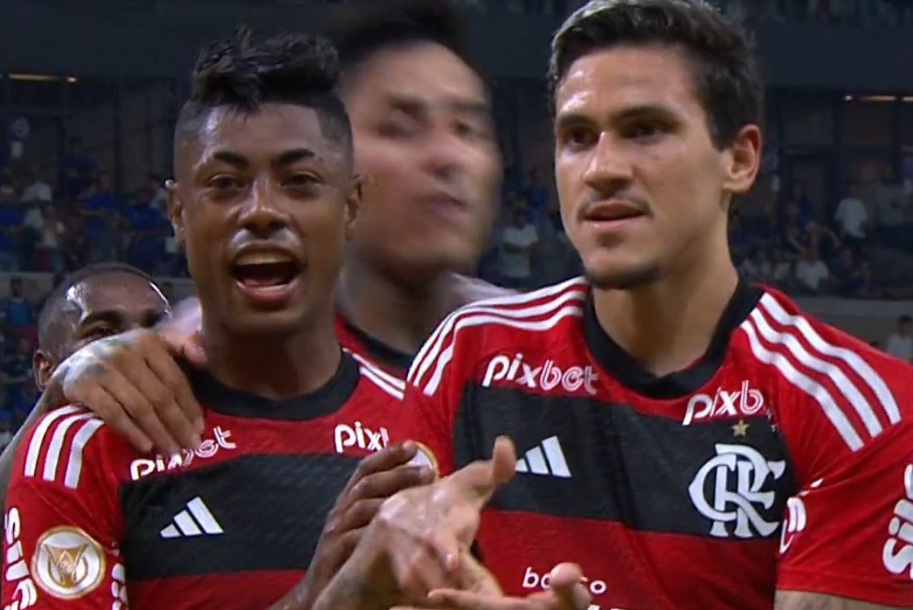 Pedro (d) marcou de pênalti o segundo gol do Flamengo contra o Cruzeiro (Foto: X/Reprodução)