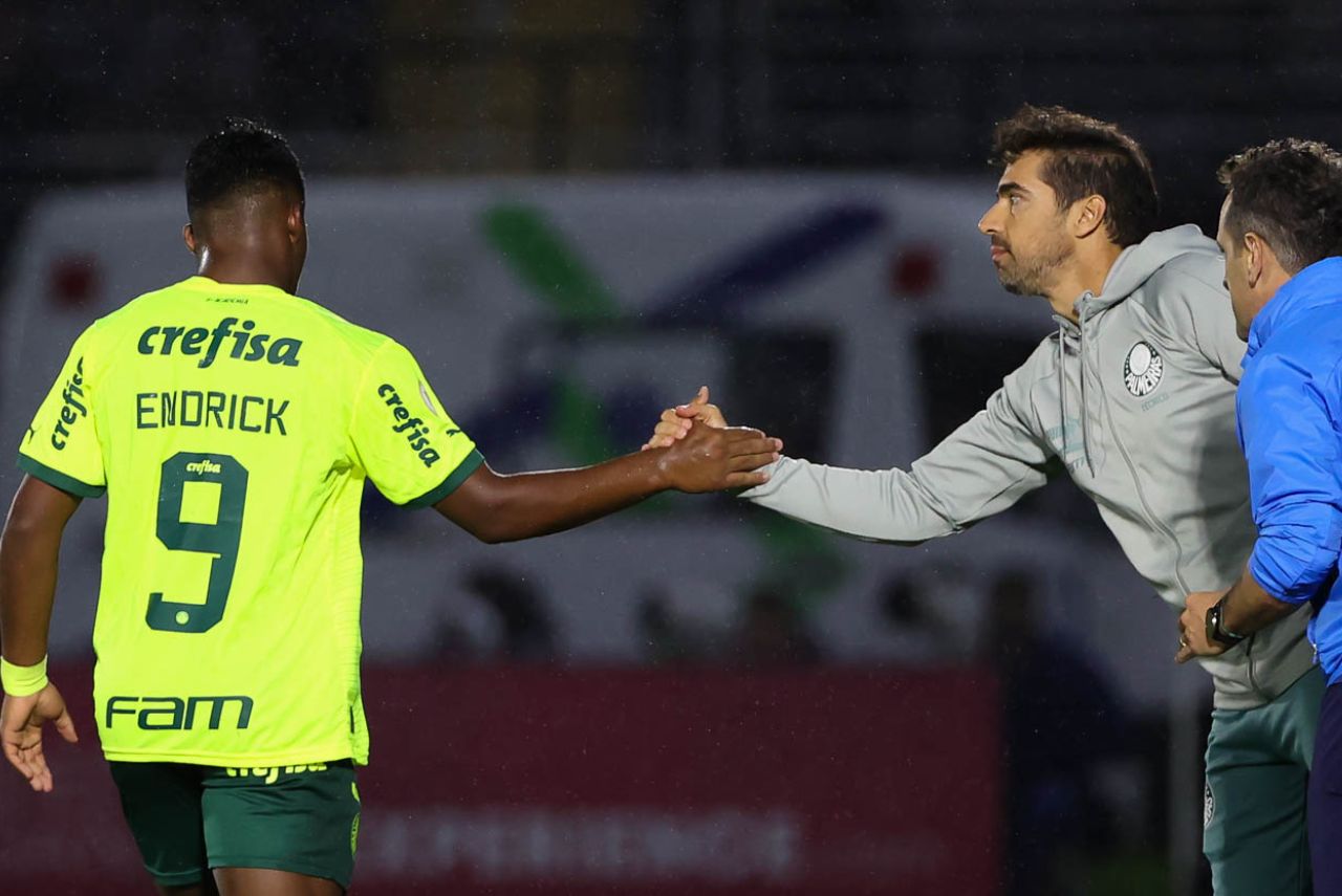 Endrick comemora gol com o técnico Abel Ferreira