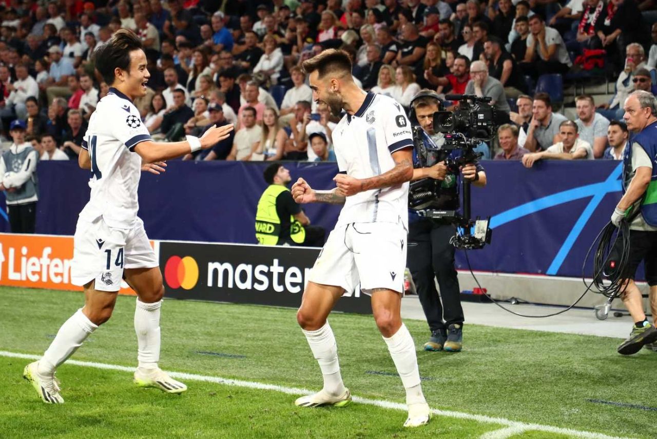 Kubo e Méndez comemoram segundo gol da Real Sociedad