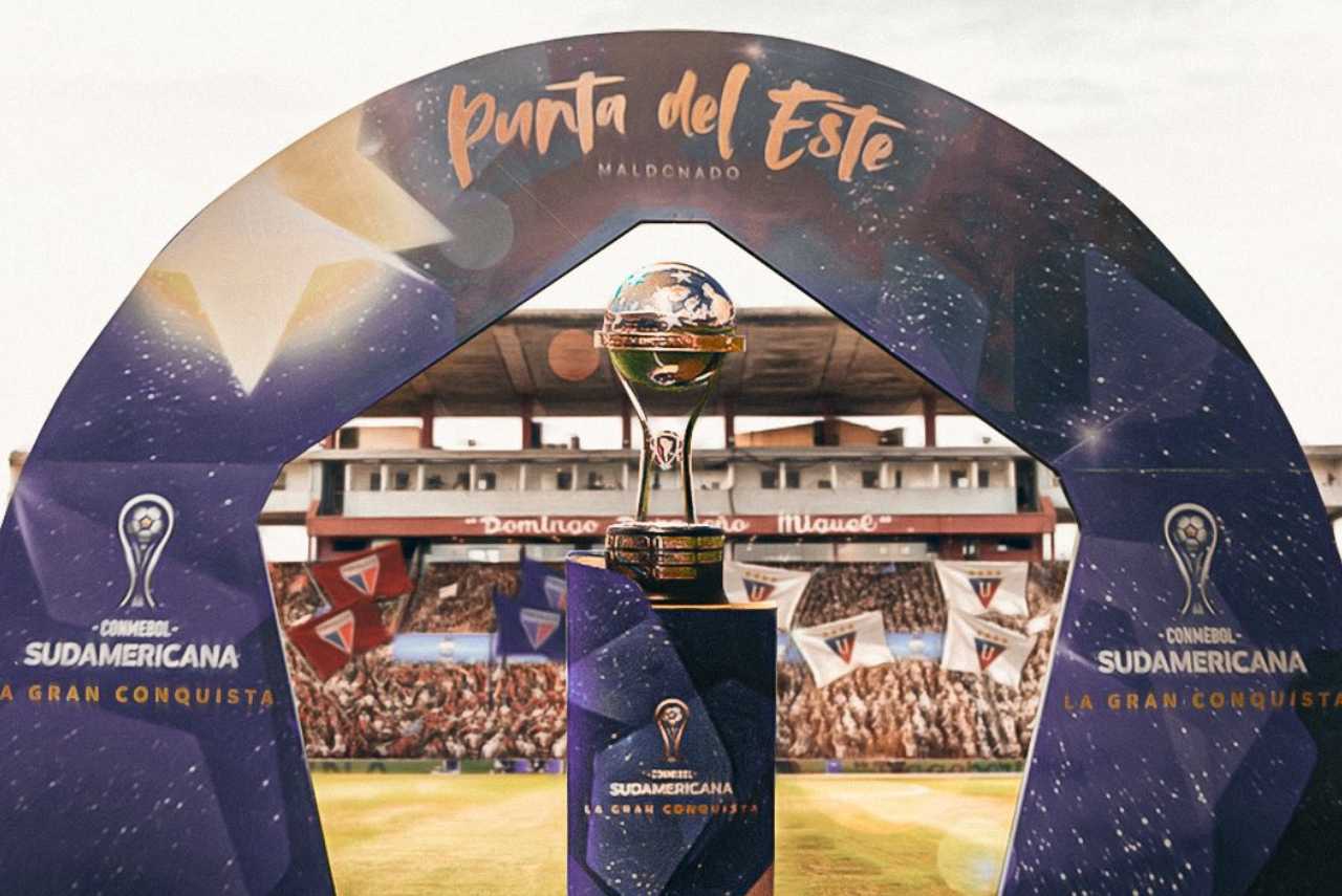 Taça da Sul-americana com pórtico especial da final a ser disputada entre Fortaleza e LDU.