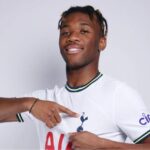 Ataques racistas contra Destiny Udogie foram feitos nas redes sociais (Foto: Tottenham Hotspur FC/Divulgação)