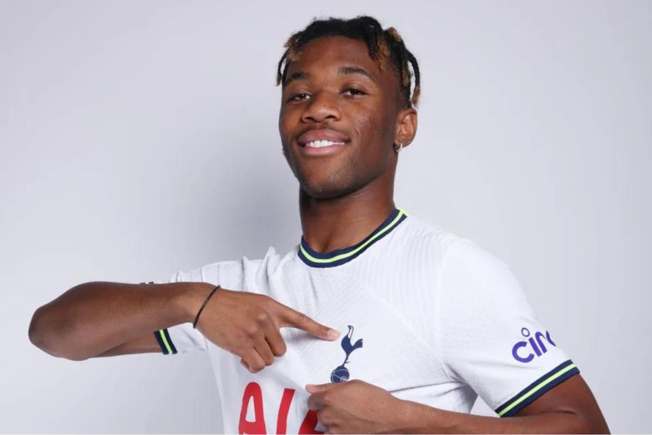 Ataques racistas contra Destiny Udogie foram feitos nas redes sociais (Foto: Tottenham Hotspur FC/Divulgação)