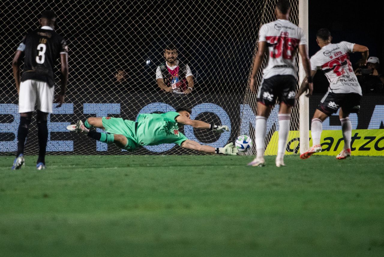 Léo Jardim defendeu o pênalti cobrado por Wellington Rato (Foto: Leandro Amorim/Vasco)