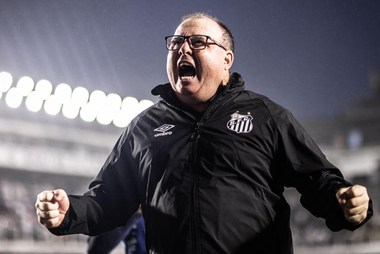 Treinador segue comandando o Santos no Brasileirão