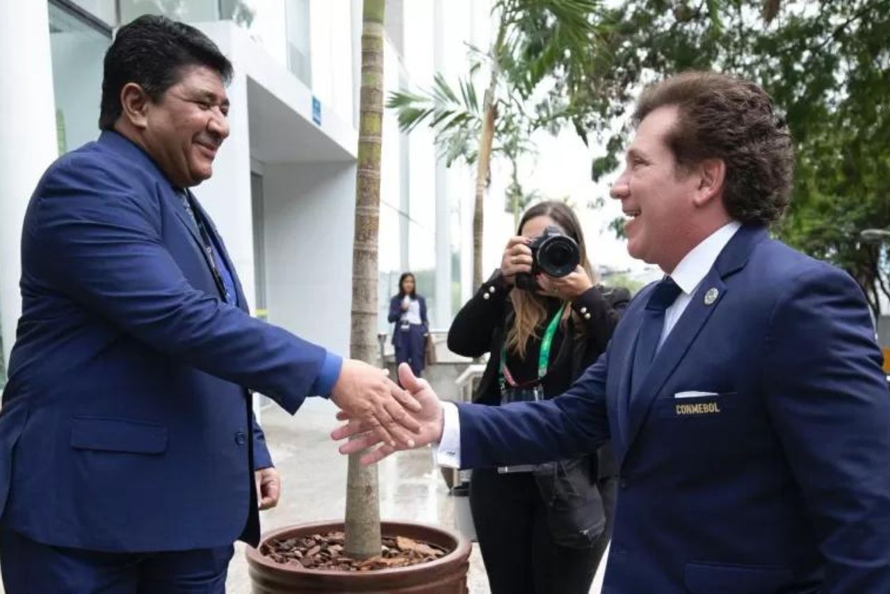 Ednaldo Rodrigues, presidente da CBF, e Alejandro Dominguez, presidente da Conmebol (Foto: Lucas Figueiredo/CBF)
