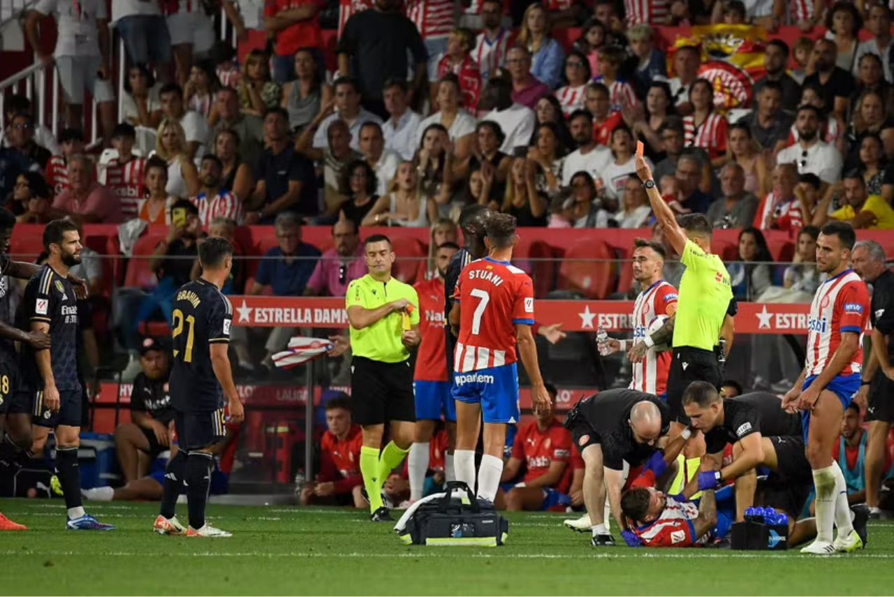 Portu, do Girona, sofreu entrada dura do zagueiro Nacho, do Real Madri (Foto: Josep Lago/AFP)