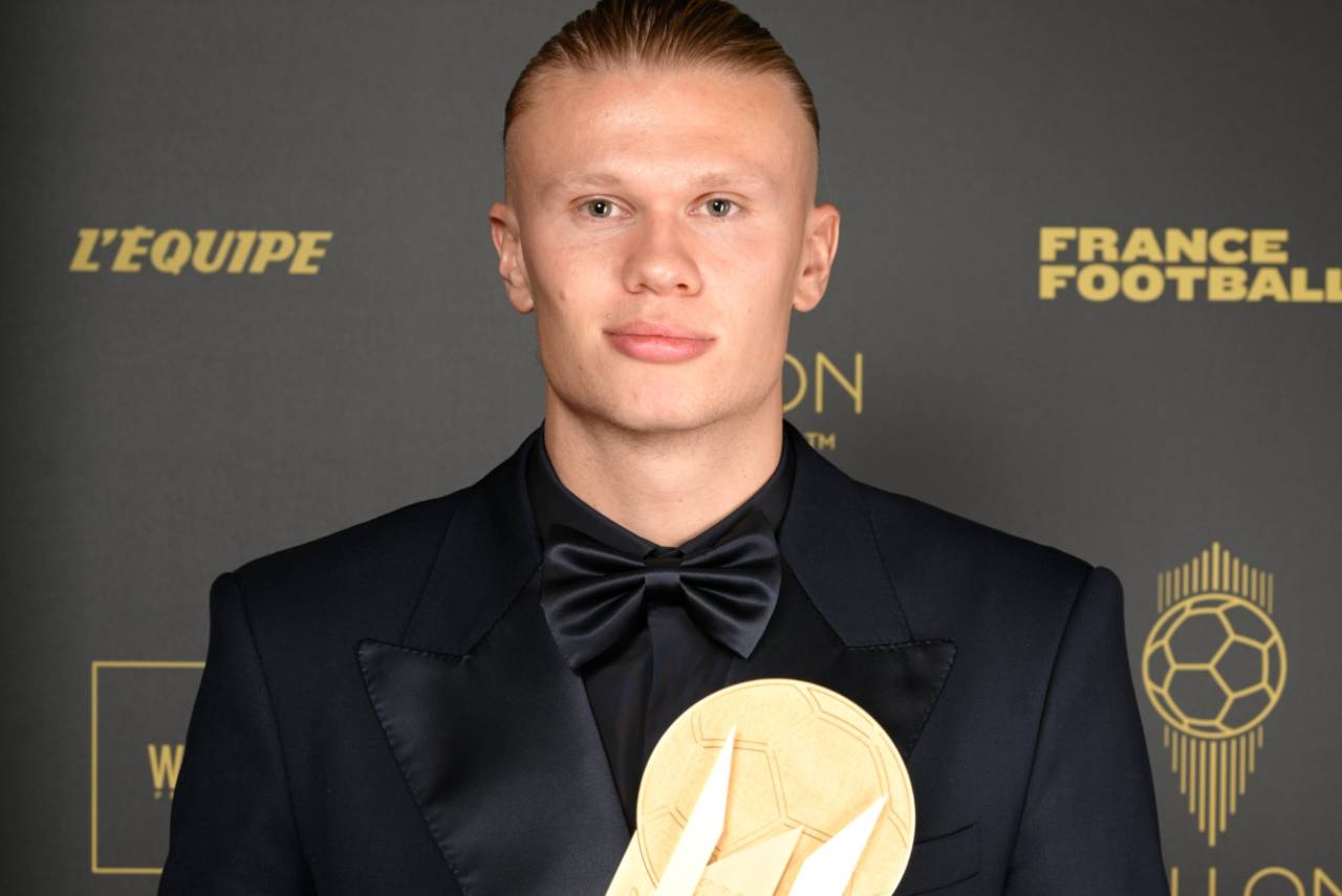 Erling Haaland recebe premiação