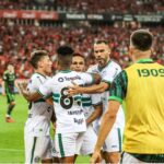 Robson converteu dois pênaltis na vitória do Coritiba sobre o Internacional (Foto: Rafael Arantes/Brasileirão Assaí)
