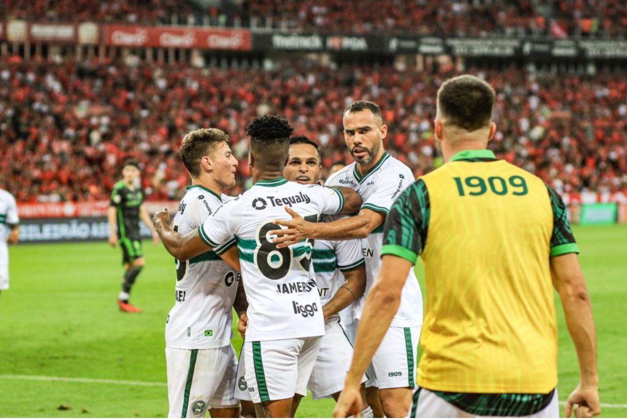 Robson converteu dois pênaltis na vitória do Coritiba sobre o Internacional (Foto: Rafael Arantes/Brasileirão Assaí)