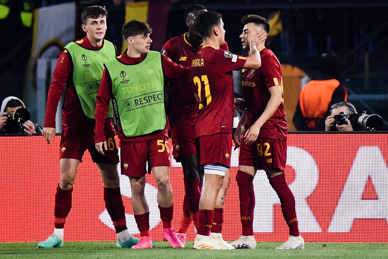 Zalewski e El Shaarawy, da Roma, foram acusado de envolvimento em apostas ilegais (Foto: Filippo Monteforte/AFP)