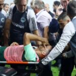 Juankar, do Panathinaikos, deixou o campo de maca (Foto: Panenka Sport/X/Reprodução)