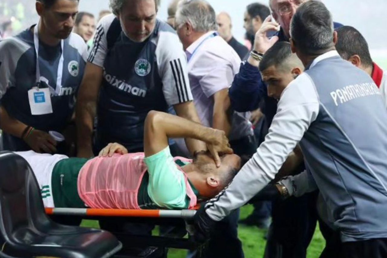 Juankar, do Panathinaikos, deixou o campo de maca (Foto: Panenka Sport/X/Reprodução)