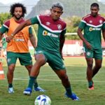 Jonh Kennedy treina com o grupo