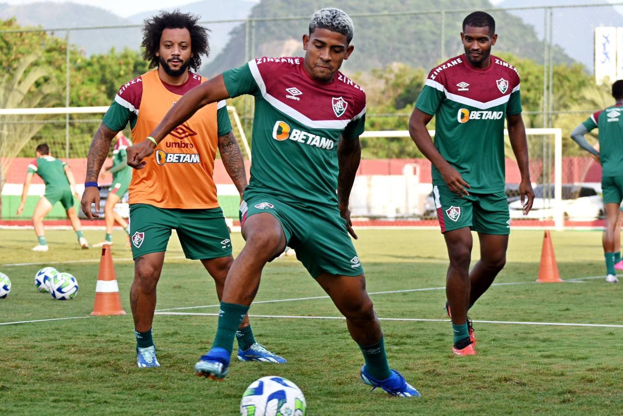 Jonh Kennedy treina com o grupo