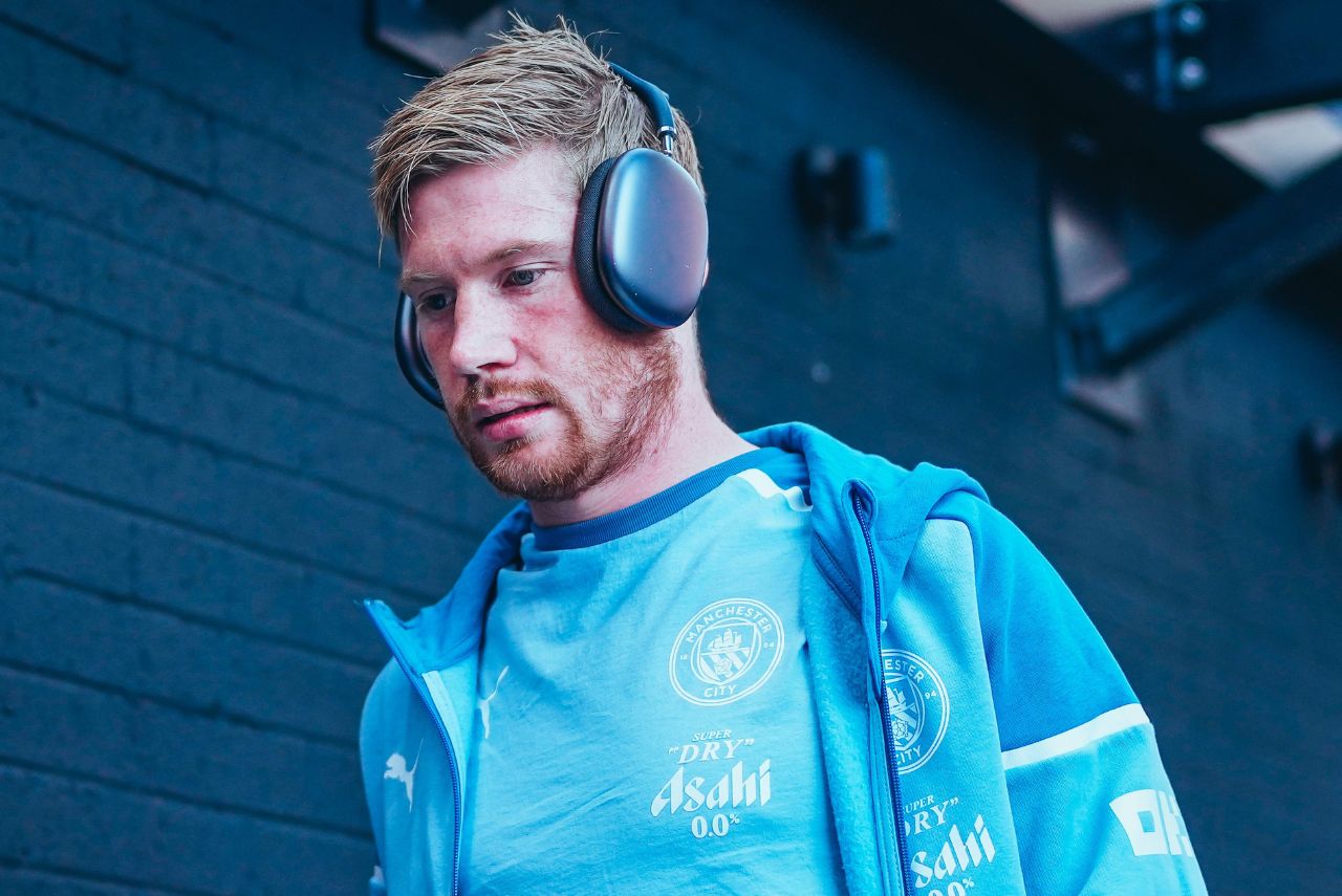 De Bruyne se recupera de lesão no Manchester City (Foto: ManCity/X/Reprodução)