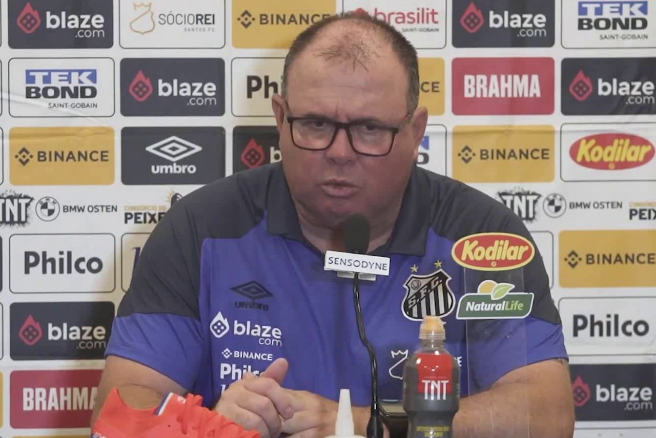 Marcelo Fernandes, técnico do Santos (Foto: OneFootball/Reprodução)