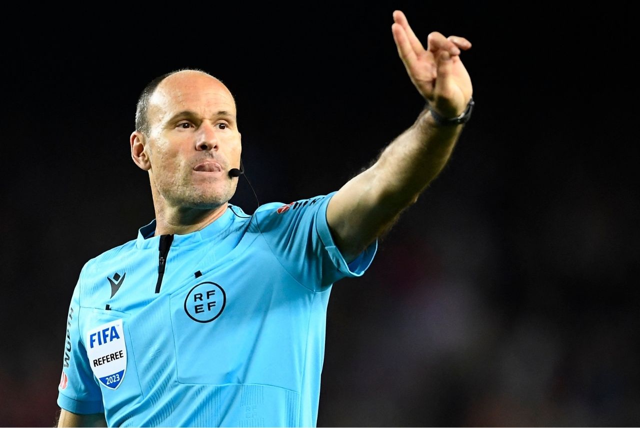 Mateu Lahoz é apontado como favorito para presidência da RFEF (Foto: Pau Barrena/AFP)