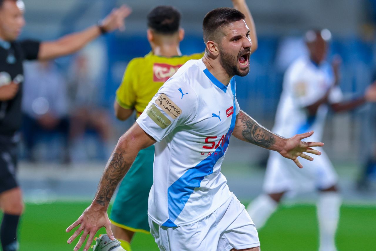Mitrovic marcou o gol da vitória do Al-Hilal sobre o Al Khaleej (Foto: Al-Hilal FC/Divulgação)