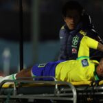 Neymar deixou o campo de maca na partida entre Brasil e Uruguai (Foto: Fábio Porciúncula/AFP)