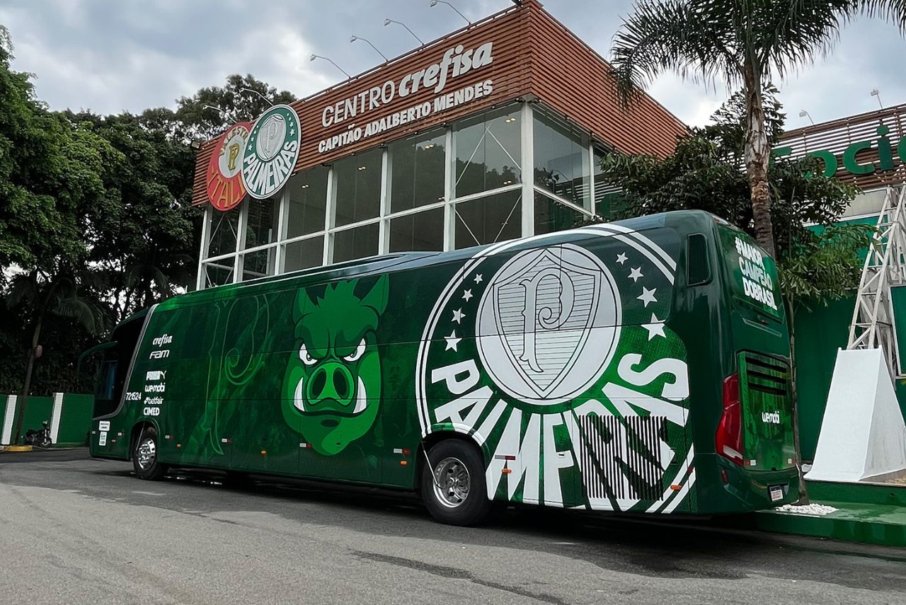 Ônibus alviverde ganhou novo layout (Foto: Palmeiras/Divulgação)