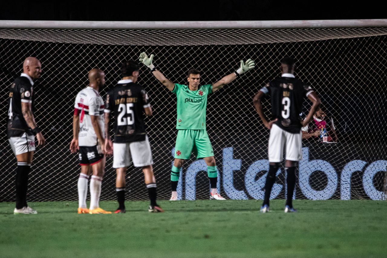 Goleiro Léo Jardim, do Vasco, defendeu cobrança de Wellington Rato (Foto: Leandro Amorim/Vasco)