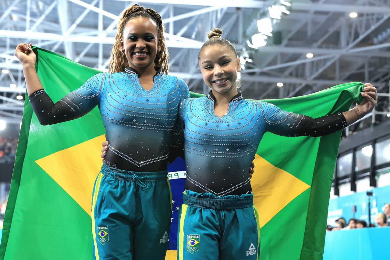Rebeca Andrade e Flávia Saraiva conquistaram ouro e prata no Pan 2023 (Foto: Ricardo Bufolin/CBG)
