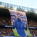 Arquibancada de estádio do PSG com foto do jogador Sergio Rico esticada sobre o público.