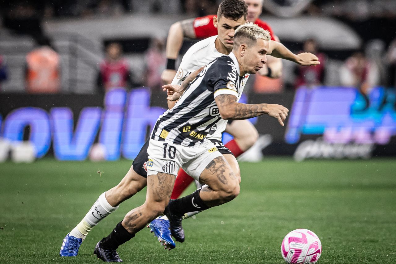 Pênalti em Soteldo garantiu empate para o Santos contra o Corinthians (Foto: Raul Baretta/Santos FC)