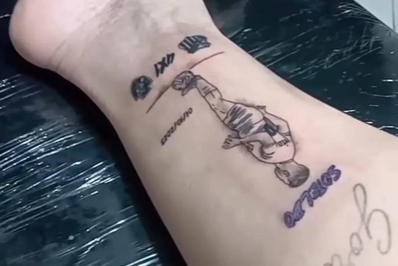 torcedora com tatuagem do Soteldo