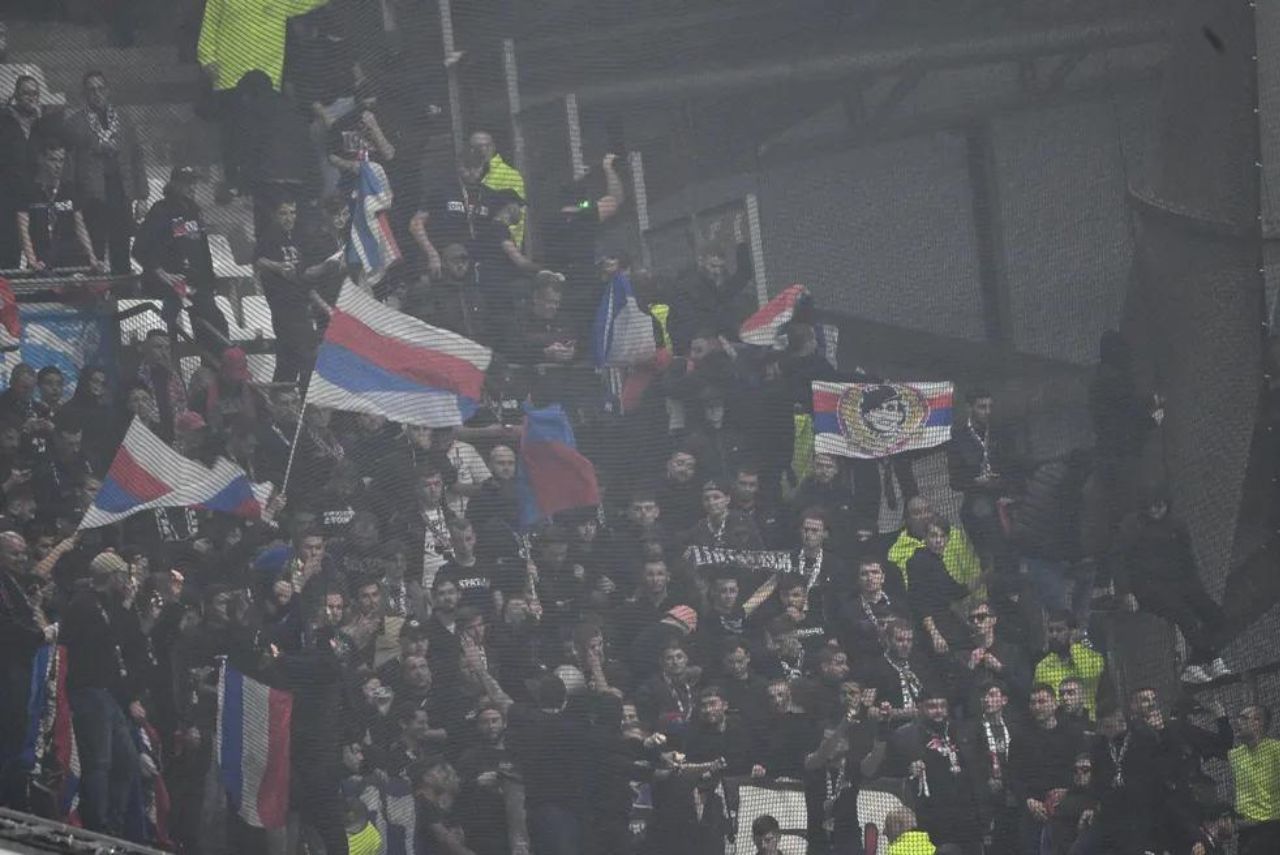 Torcida do Lyon no Stade Vélodrome (Foto: Christophe Simon/AFP)