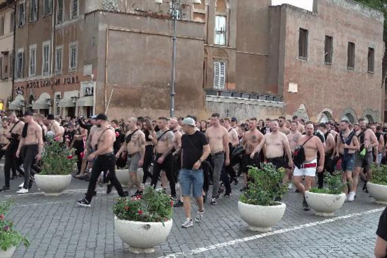 Torcedores tchecos entraram em confronto com a polícia (Foto: La Repubblica/Reprodução)