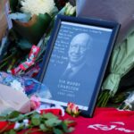 Torcedores do Manchester City ironizaram morte de Bobby Charlton, ídolo do rival United (Foto: Jon Super/AFP)