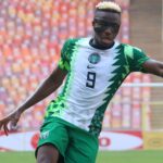 Victor Osimhen se lesionou em amistoso pela Seleção Nigeriana (Foto: NFF/Divulgação)