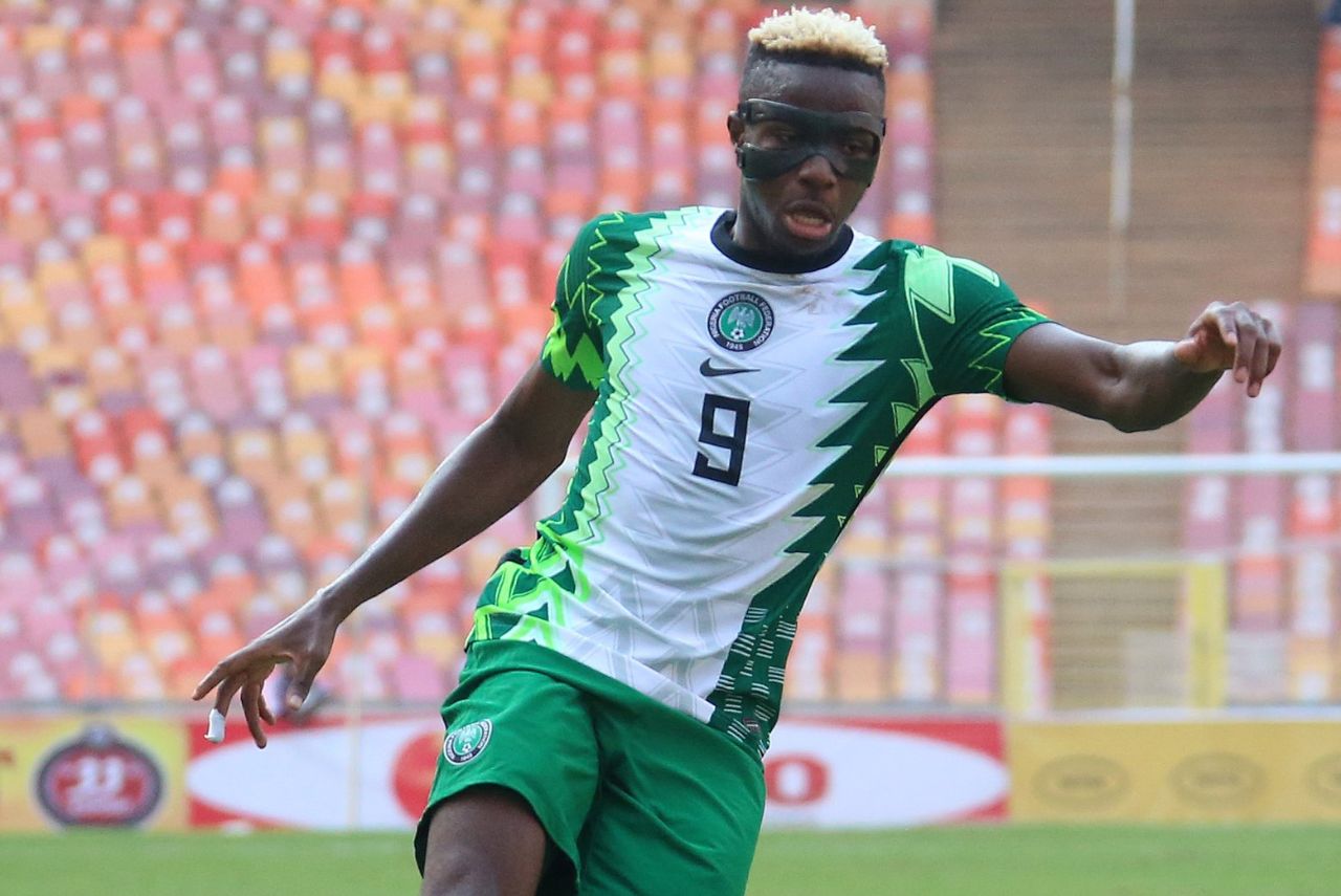 Victor Osimhen se lesionou em amistoso pela Seleção Nigeriana (Foto: NFF/Divulgação)