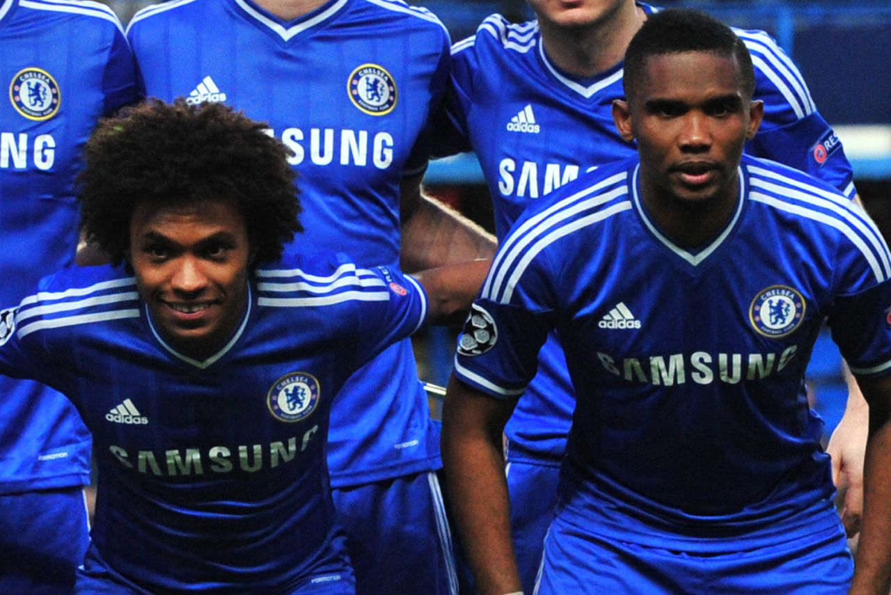 Willian e Eto'o chegaram ao Chelsea em agosto de 2013 (Foto: Glyn Kirk/AFP)