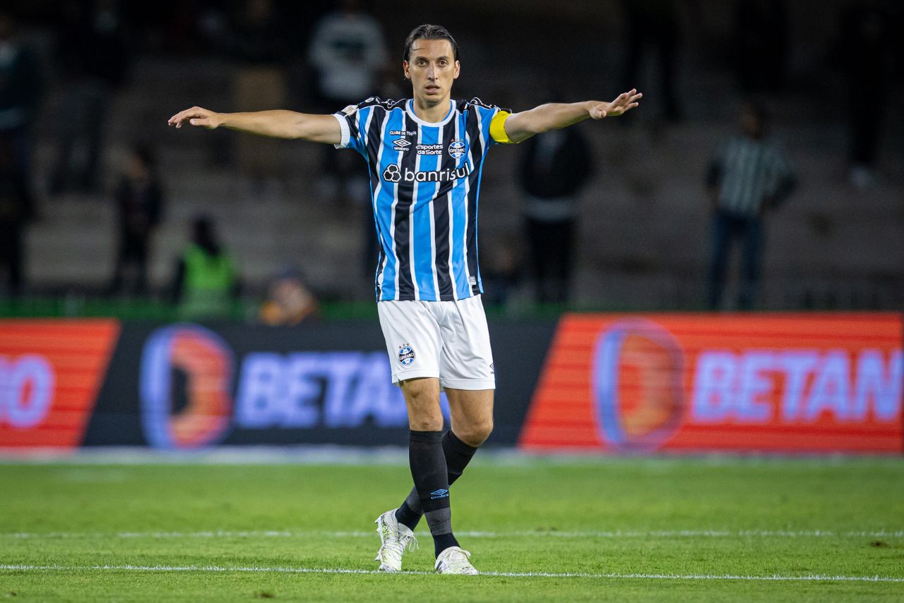 Capitão do Grêmio em ação contra o Coritiba
