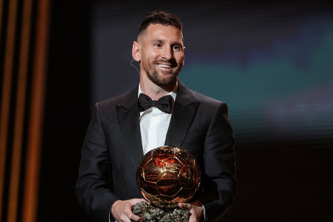 Messi durante cerimônia em Paris