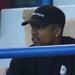 Douglas Costa no estádio do Al-Shabab durante partida contra o Al-Ittihad