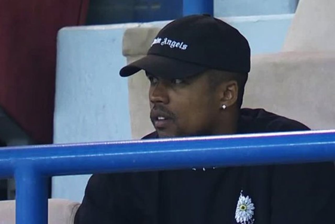 Douglas Costa no estádio do Al-Shabab durante partida contra o Al-Ittihad