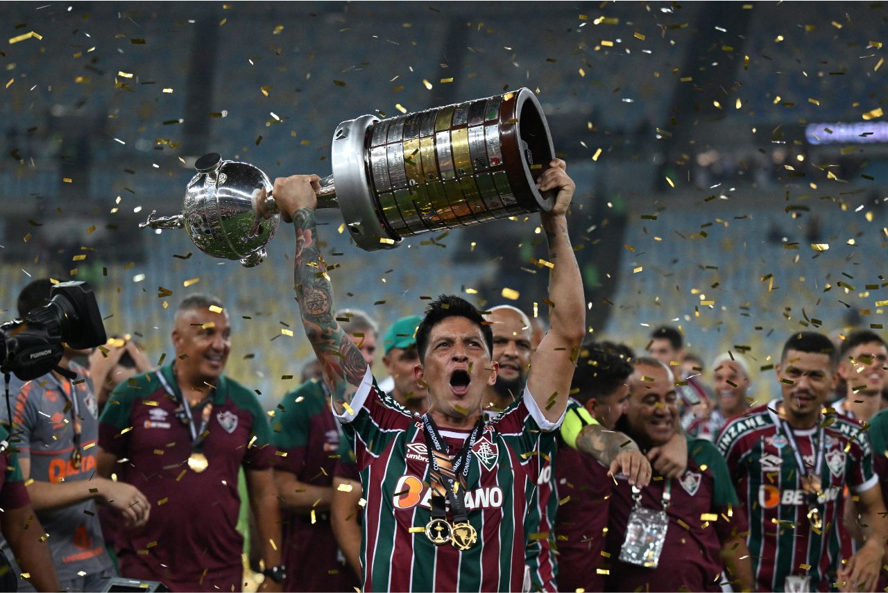 Cano, atacante do Fluminense, com a taça da Libertadores