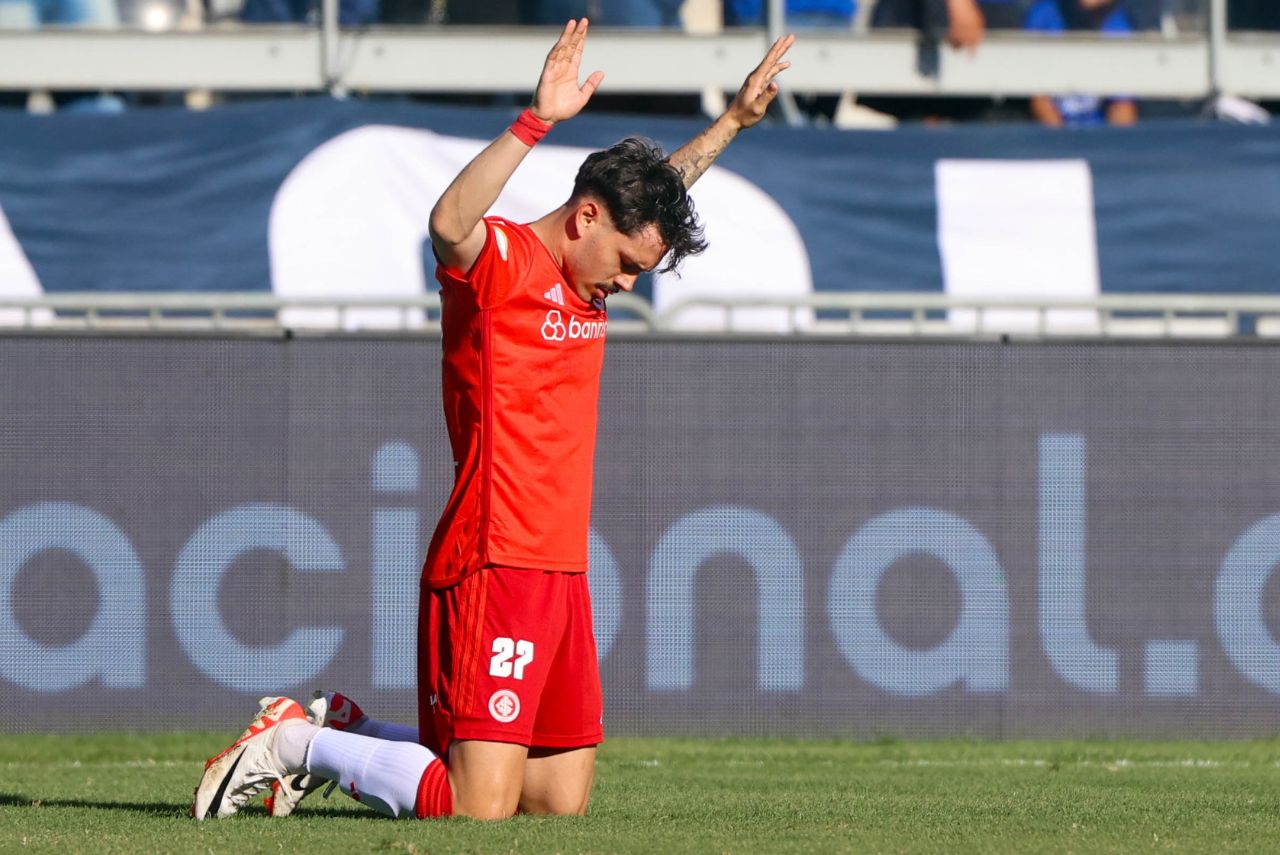 Maurício marcou o primeiro gol do Internacional