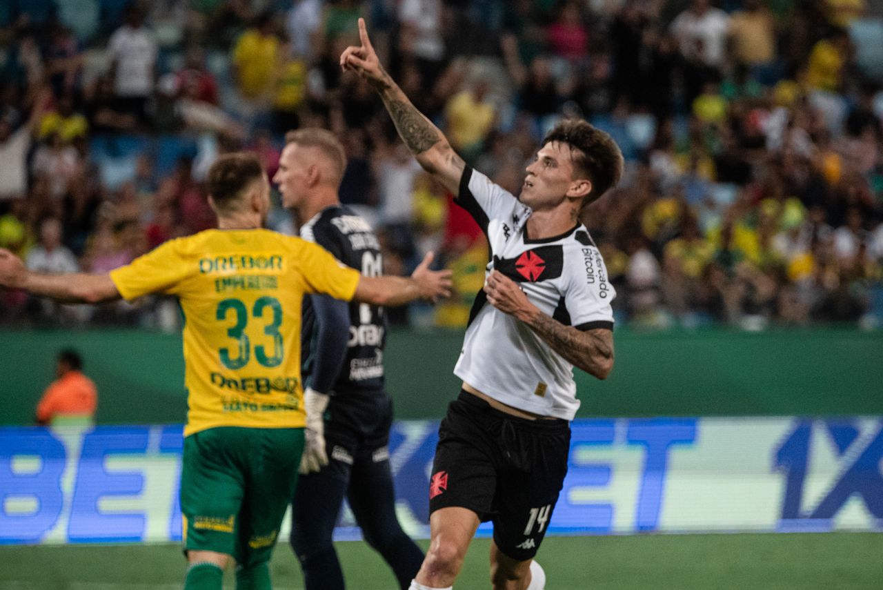 Argentino comemorando gol do Vasco