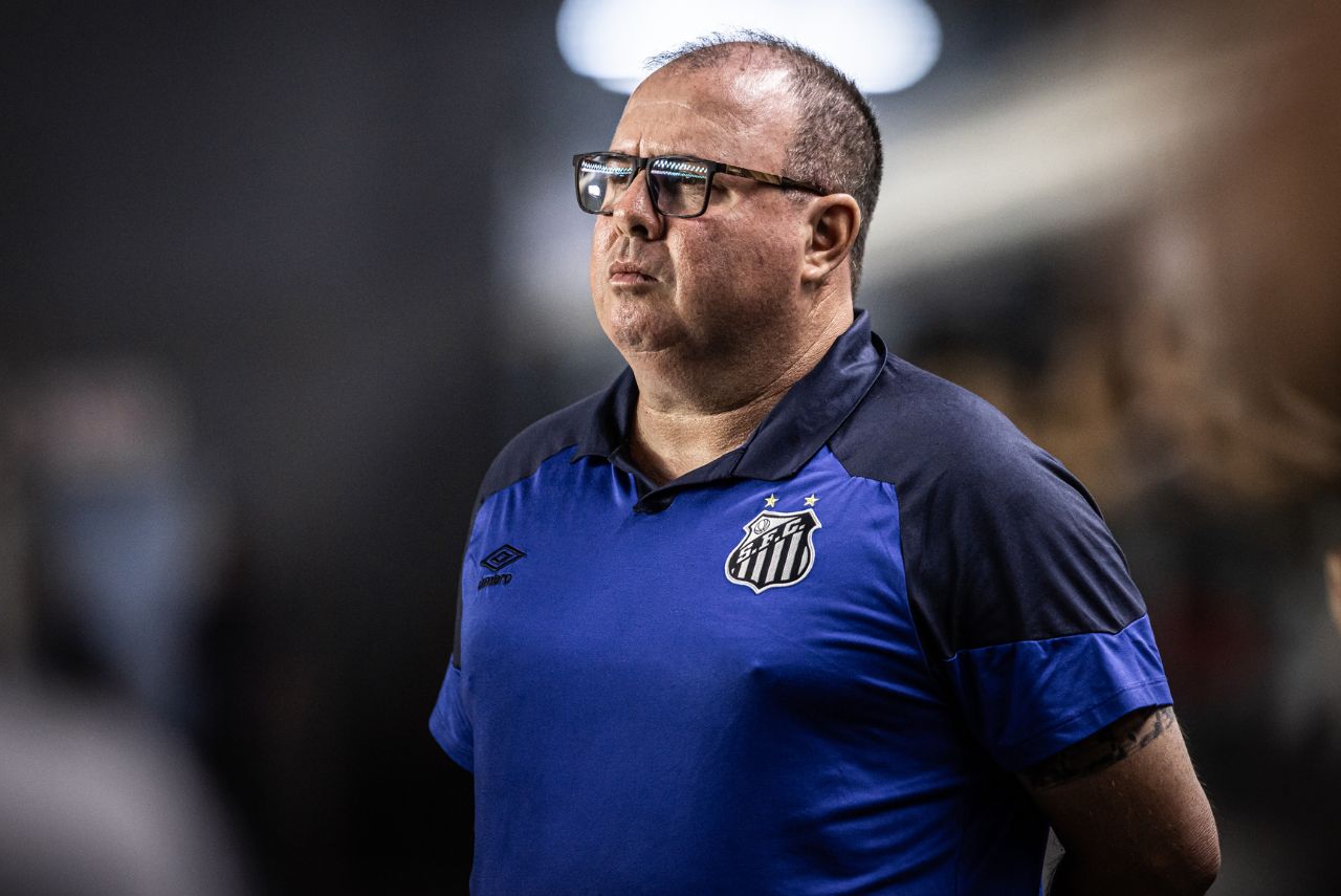 Treinador do Santos durante partida contra o Cuiabá